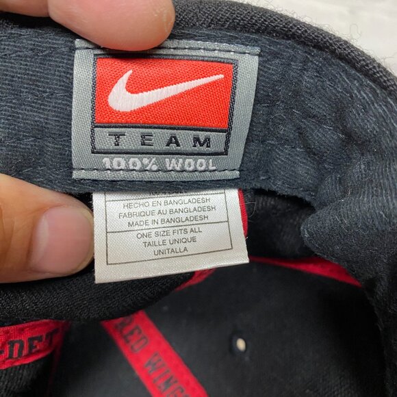 Vintage Nike Team Hat Wool Cap Detroit Red Wings Black Embroidered NHL Hockey - Picture 10 of 11